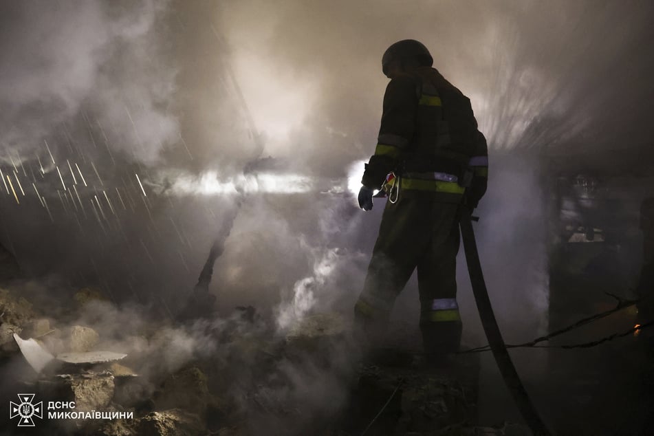 Auf diesem vom ukrainischen Katastrophenschutz zur Verfügung gestellten Bild arbeitet ein Feuerwehrmann an der Stelle eines russischen Angriffs auf ein Wohngebiet.