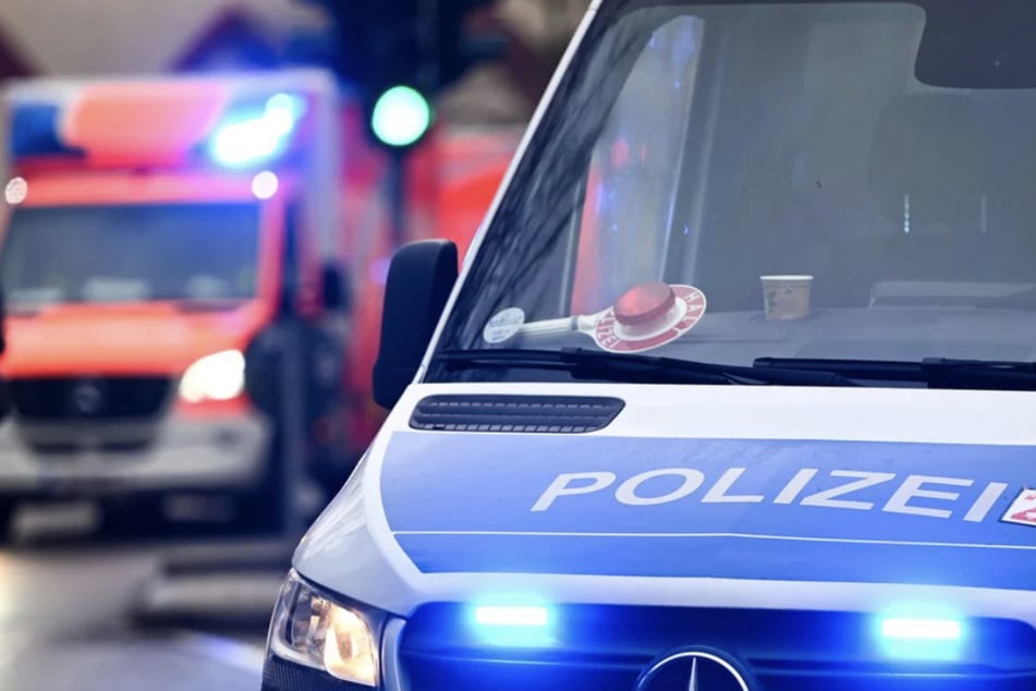Wegen seines aggressiven Verhaltens musste der betrunkene Mann von den Einsatzkräften fixiert werden. (Symbolfoto)
