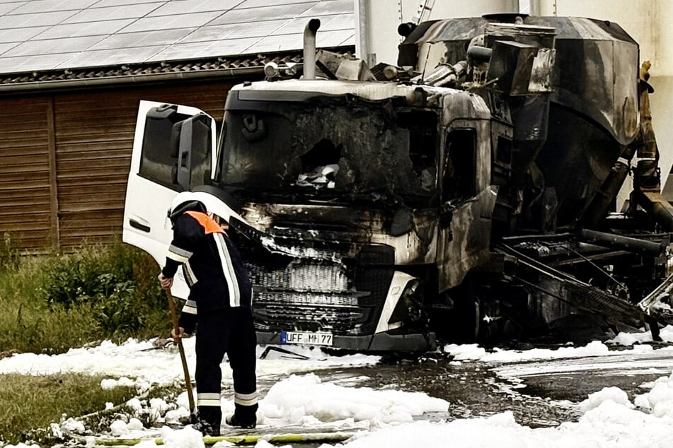 Der Lkw hatte ein Stromkabel berührt und sofort Feuer gefangen.