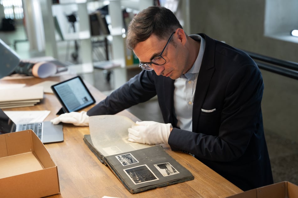 Der Historiker Dr. Stefan Hördler analysiert die Fotos im Album bis ins kleinste Detail.