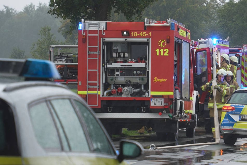 Die Feuerwehr musste den berennenden VW löschen. (Symbolfoto)