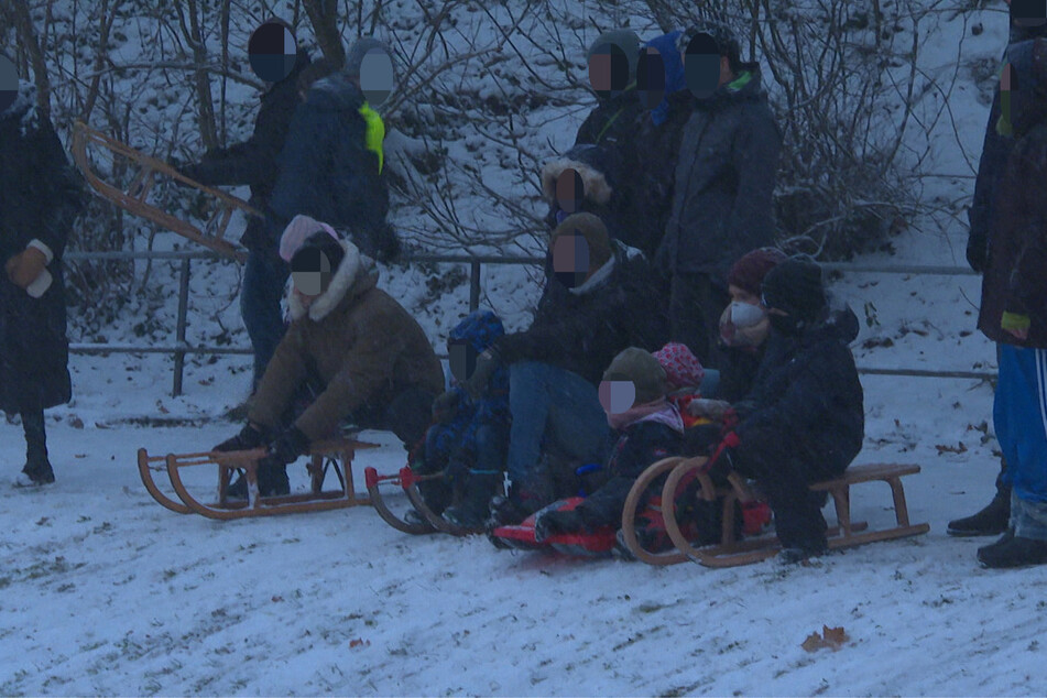 Winter im Norden: Rodelansturm an Elbwiesen, Unfälle halten Polizei auf Trab