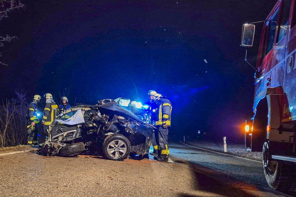 Der 32 Jahre alte Autofahrer ist mit schweren Verletzungen in eine Klinik eingeliefert worden.