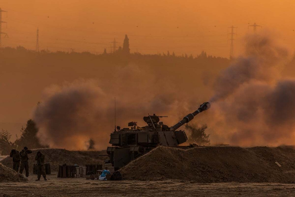 Die israelischen Streitkräfte feuern nach dem Terror-Angriff der Hamas auf Israel als Reaktion Artilleriegranaten auf den Gazastreifen ab.