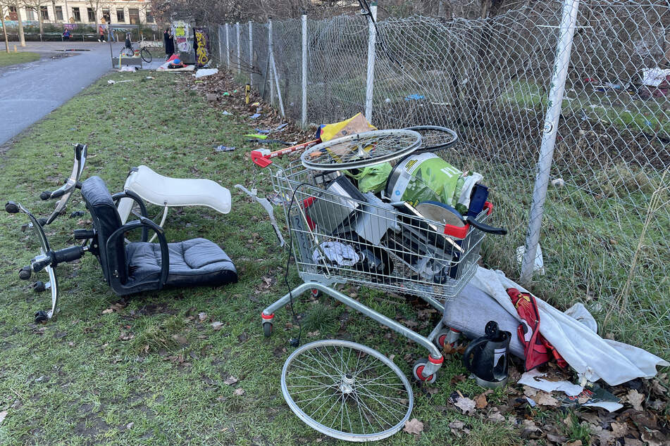 Hintergrund war das Vorhaben des Stadtrats, im Lene-Voigt-Park weitere Laternen zu errichten, um den Weg für Schüler besser zu beleuchten. Gerade der Osten des Parks sorgt seit einiger Zeit wegen jeder Menge Müll für Unmut.
