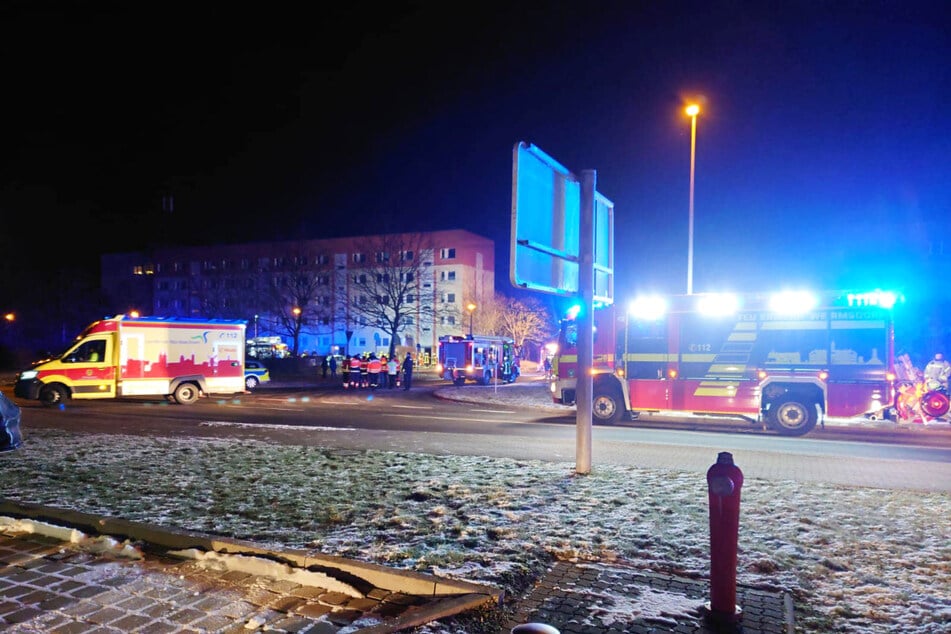 In einem Mehrfamilienhaus in Oschatz ist am Dienstagabend ein Feuer ausgebrochen - zwei Frauen wurden ins Krankenhaus gebracht.
