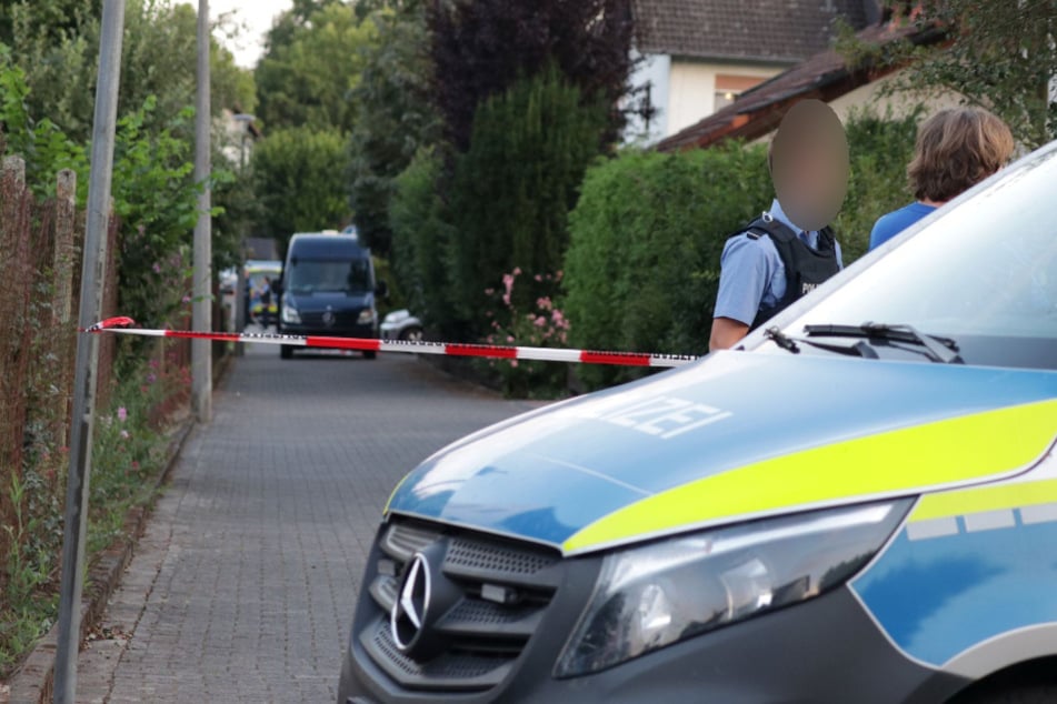 Spezialisten der Spurensicherung und Gerichtsmediziner hatten den Tatort bis in den späten Mittwochabend hinein untersucht.
