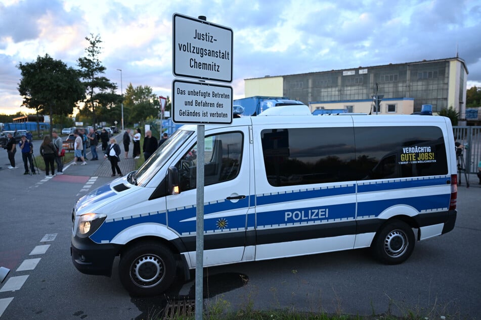 Zahlreiche Medienvertreter warteten am Freitagabend vergeblich vor der Frauen-JVA auf die Ankunft von Liebich.