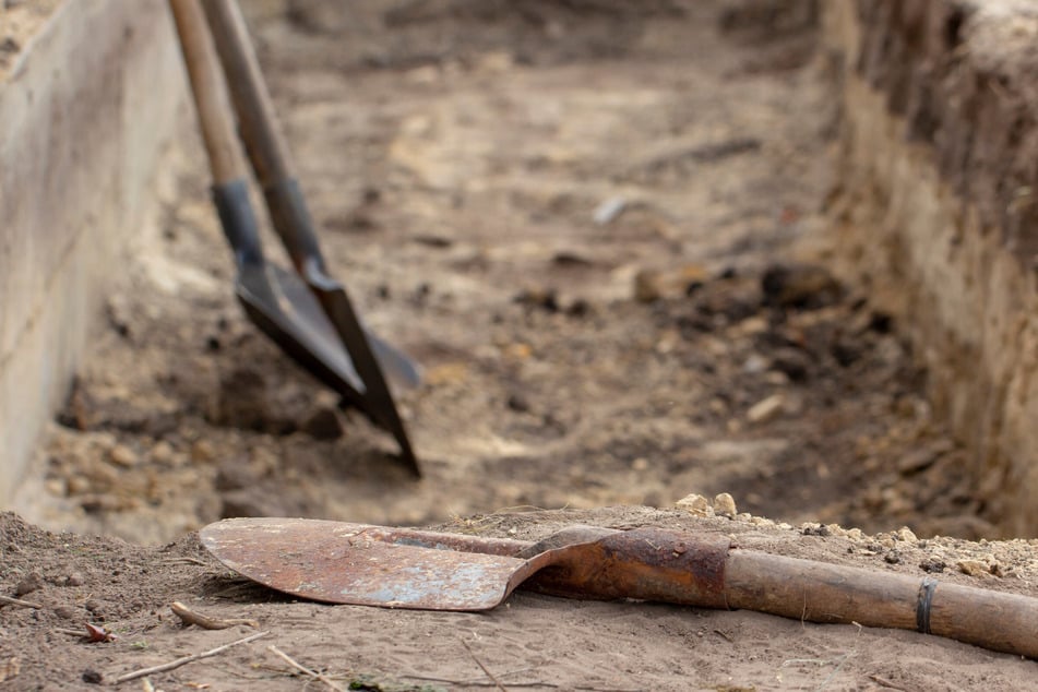 Bei Grabungen vor dem Bau der Stromtrasse SuedOstLink ist jetzt ein außergewöhnliches Grab entdeckt worden. Ein Beweis, dass sich Menschen schon in der Steinzeit vor Wiedergängern gefürchtet haben. (Symbolbild)