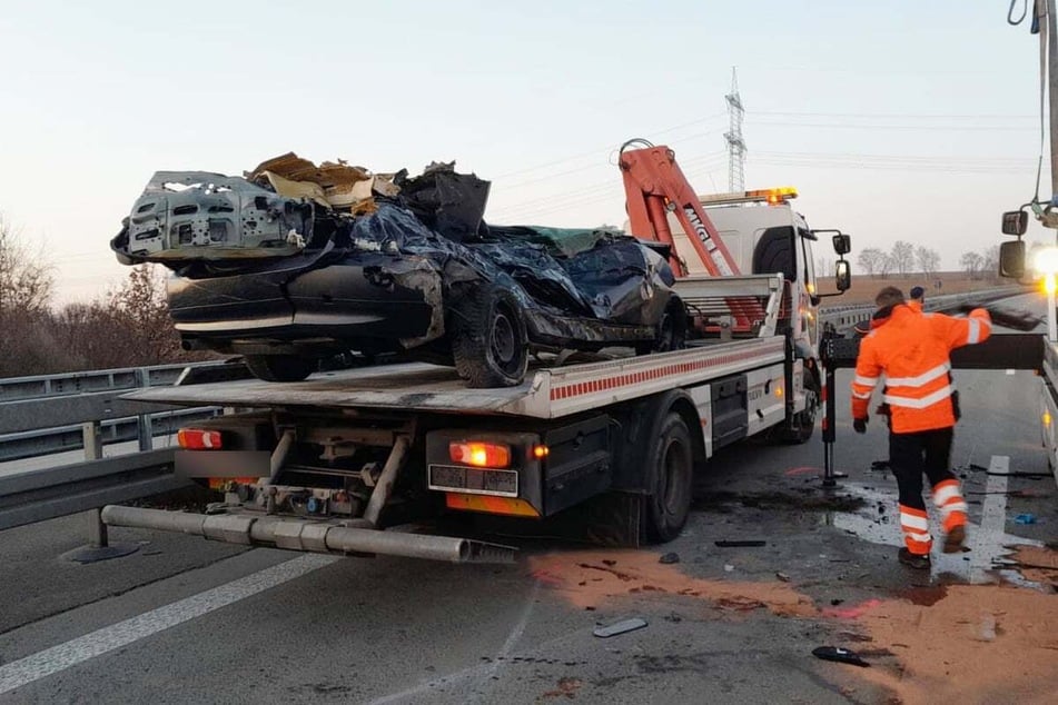 Das Autowrack wurde in den frühen Morgenstunden abgeschleppt. Die A72 war fast fünf Stunden lang gesperrt.