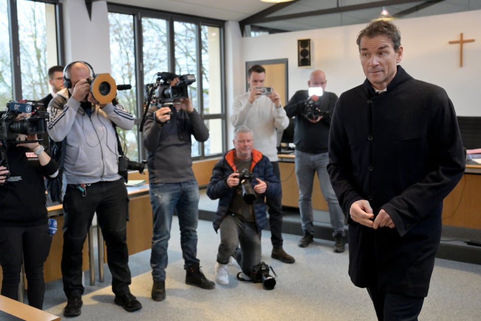Der frühere Nationaltorhüter Jens Lehmann (54, r.) muss 420.000 Euro Strafe im Kettensägen-Prozess bezahlen.