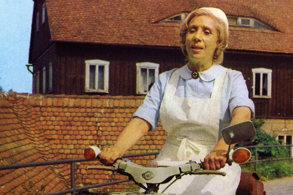 Könnte bald wieder auferstehen: Wie Agnes Kraus (†84) im DDR-Fernsehfilm "Schwester Agnes" von 1975 sollen Gemeindeschwestern wieder die medizinische Versorgung auf dem Lande sichern.