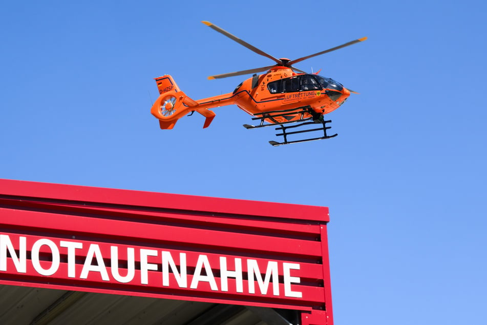 Ein Hubschrauber flog das schwer verletzte Kind ins Krankenhaus. (Symbolbild)