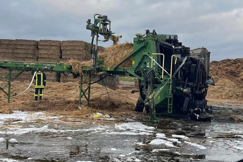 Großeinsatz in Mansfeld-Südharz - Strohpresse brennt lichterloh!