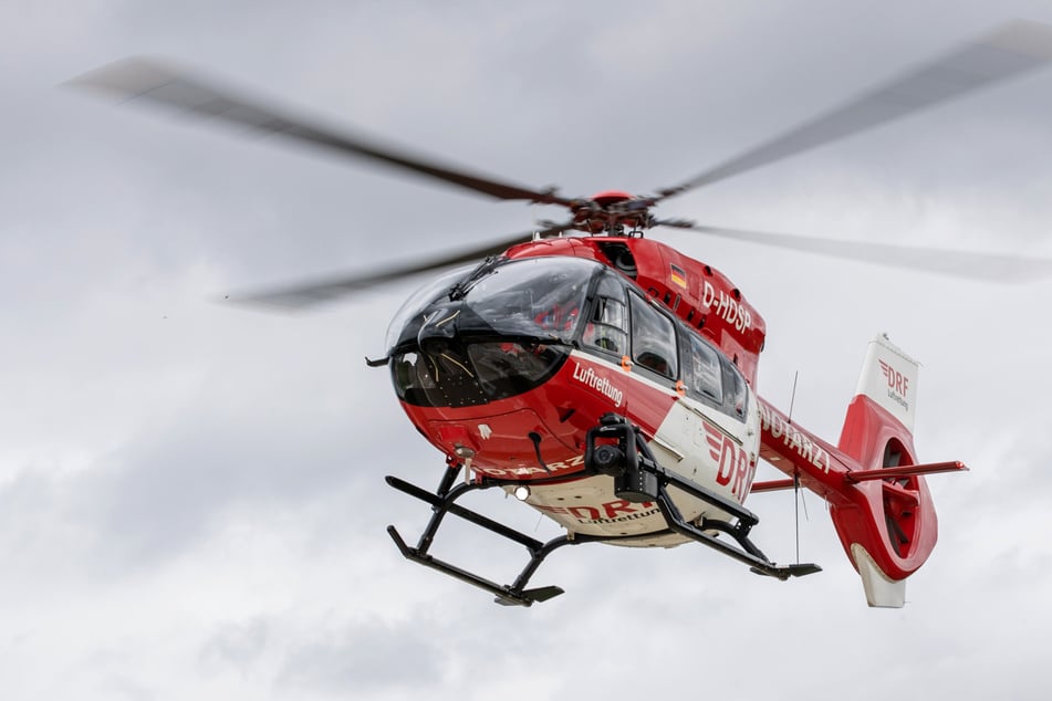 Ein Rettungshubschrauber brachte den 89-Jährigen in eine Klinik. (Symbolbild)