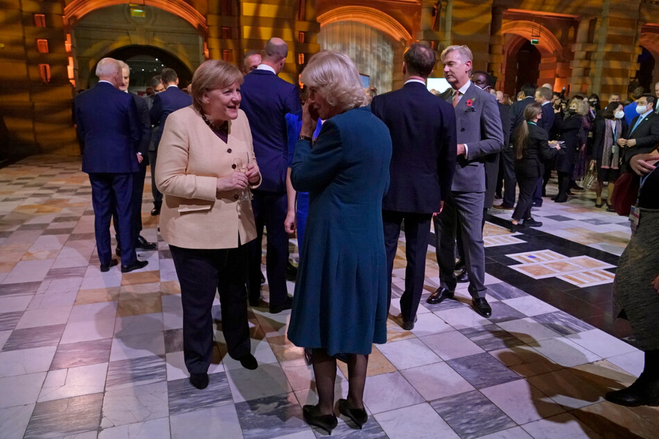 Während des Abendempfangs in der Kunstgallerie unterhielt sich Herzogin Camilla auch mit Bundeskanzlerin Angela Merkel (67).