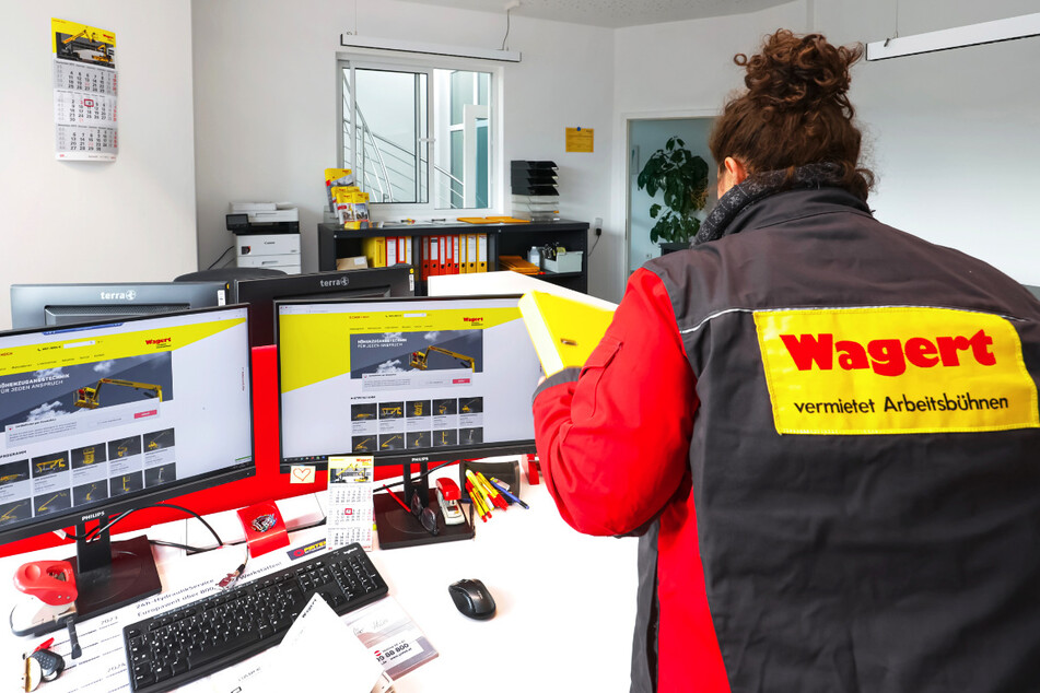 Im Büro vor Ort planst Du die Geräteeinsätze und den Einsatz des Personals.