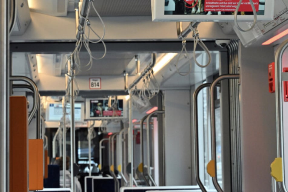 Der Angreifer hatte versucht, den 24-Jährigen aus der Straßenbahn zu ziehen. (Symbolfoto)