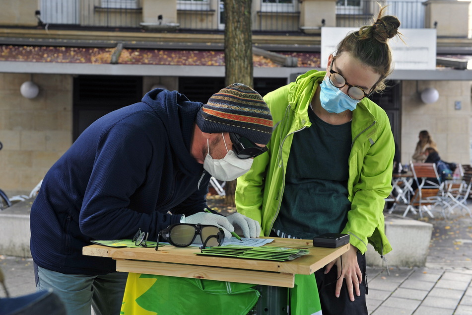 Schwierig: Im Beisein von Karola Köpferl (31, Grüne) versuchte René Taubert (57), mit einer Spezialbrille ein Kreuzworträtsel zu lösen.