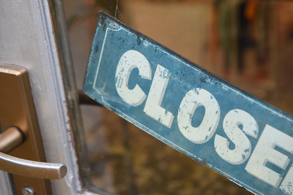 Das Schild "Closed" hängt an der Tür eines geschlossenen Geschäftes.