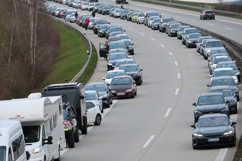 Die Fahrbahn in Richtung Plauen musste gesperrt werden. Es kam zu einem langen Stau.