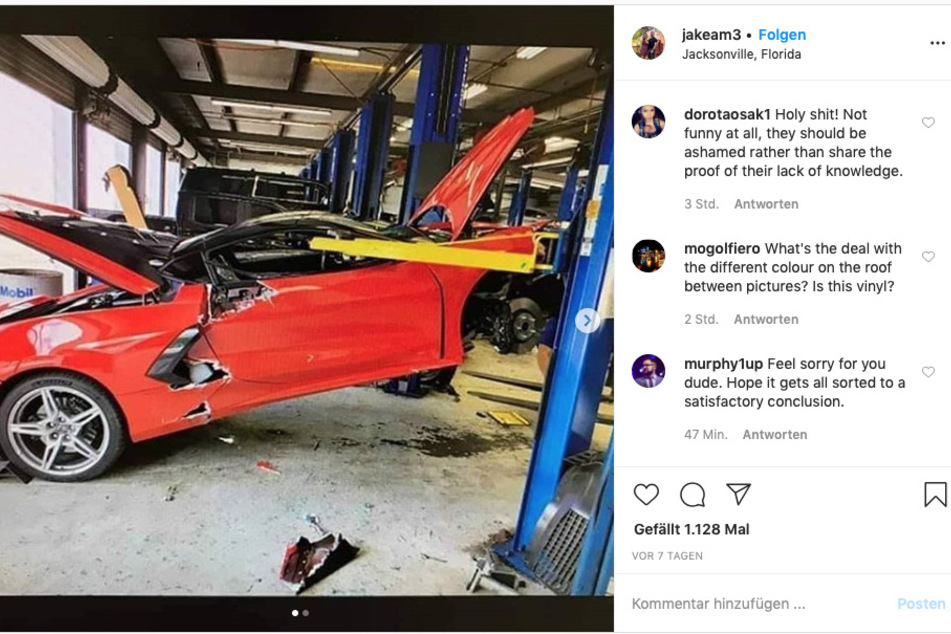 Die Corvette C8 ist soeben von der Hebebühne gerutscht.