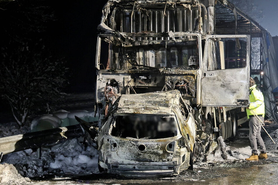 Horror-Unfall! Auto und Lkw gehen in Flammen auf: VW-Fahrer sofort tot