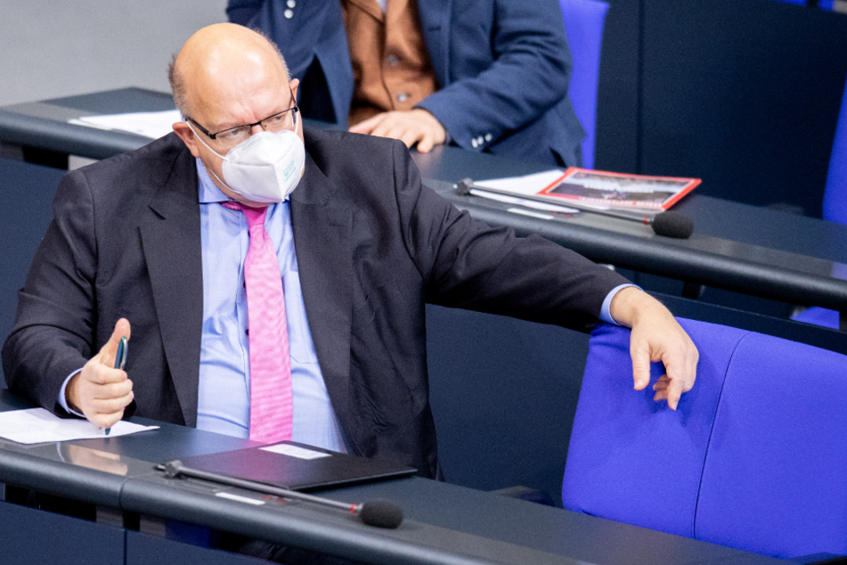 Peter Altmaier folgt einer Debatte im Bundestag zum Thema Ausstieg aus der Braunkohleverstromung.