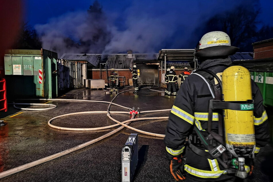 Hamburg: Feuer in Lagerhalle mit Gefahrstoffen: Großeinsatz!