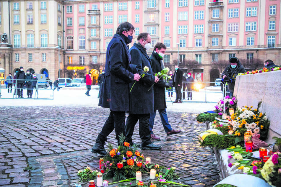 Landtagspräsident Matthias Rößler (66, CDU, v.l.), Oberbürgermeister Dirk Hilbert (49, FDP) und Ministerpräsident Michael Kretschmer (45, CDU) legten weiße Rosen am Altmarkt ab.