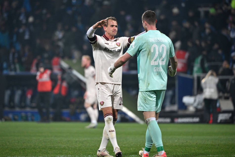 "Komm' in meine Arme!": Lukas Boeder (28) und Lennart Grill nach dem Abpfiff in Bochum.