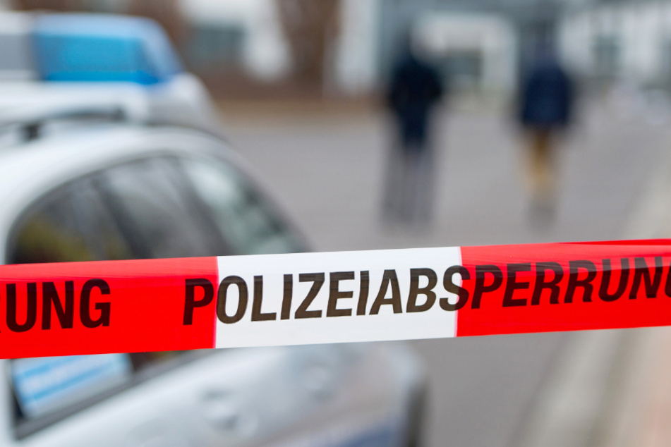 Die Polizei hat im Zusammenhang mit der Leiche, die am Dienstag in einem Wald bei Kasendorf gefunden worden war, einen Mann festgenommen. (Symbolbild)
