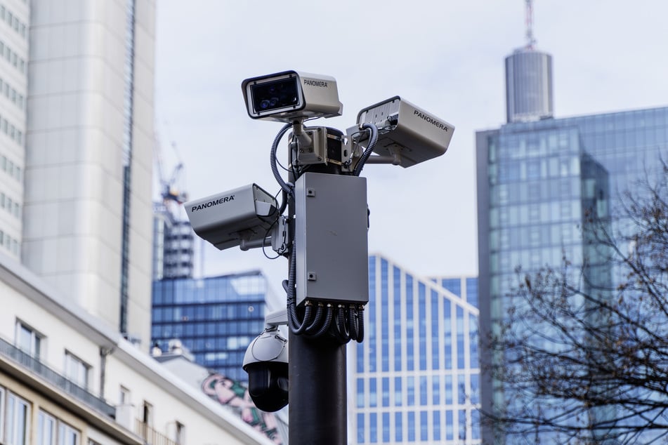 Mithilfe von ausgeweiteter Videoüberwachung soll die Polizei künftig mögliche Straftaten frühzeitig erkennen können. (Symbolbild)