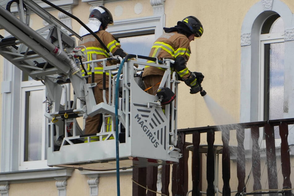 Leipzig: Alarm an Pension bei Leipzig: Holzbalkon fängt Feuer