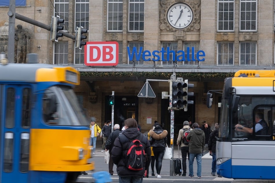 Leipzig: Vor dem Hauptbahnhof: Mann zerrt Fahrer aus Auto und geht auf ihn los!