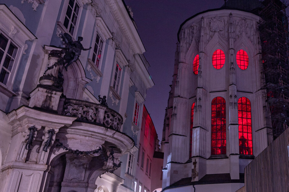 Aus Solidarität mit verfolgten Christen leuchtet der Dom in Passau - wie viele andere sakrale Bauwerke - blutrot.