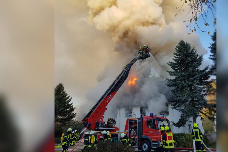 Aus dem Haus schlagen Flammen.