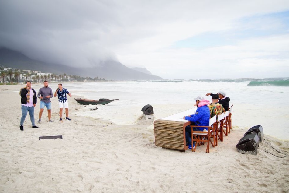Dabei bekam es das Trio am Strand von Kapstadt mit erschwerten Bedingungen zu tun: Sturm, Regen und Wellen zogen über das DSDS-Set.