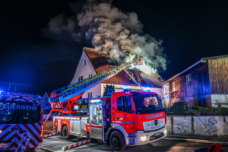 Die Feuerwehren aus Essingen, Lauterburg und Aalen waren mit insgesamt 85 Einsatzkräften und 13 Fahrzeugen vor Ort.