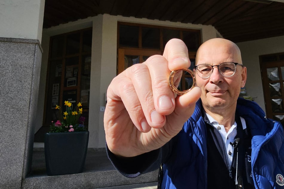 Berliner verliert teuren Ehering auf Toilette in Bayern: Lkw-Fahrer sorgt für Happy End