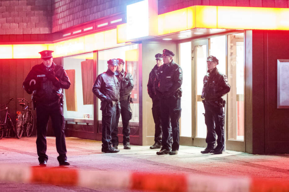 Polizisten sichern den Eingang einem Banküberfall im Januar 2017 in Altona.