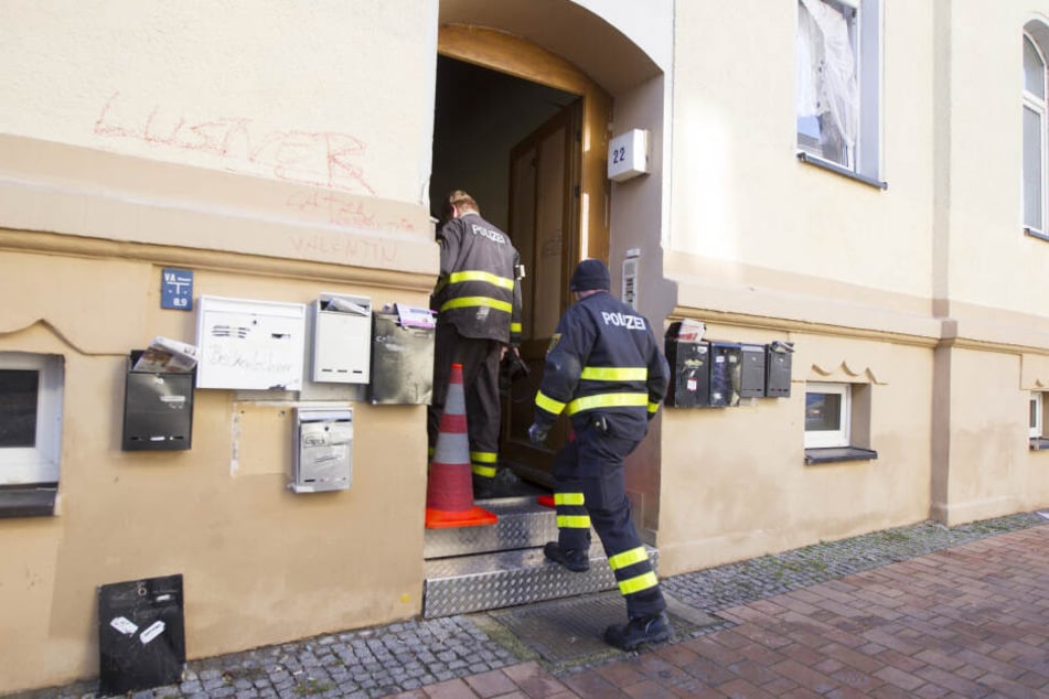 Am Freitag waren die Ermittler der Polizei noch im Brandhaus tätig.