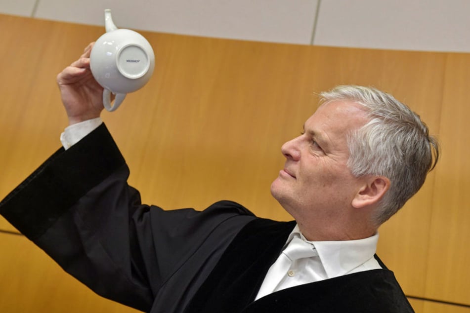 Benutzt die Manufaktur den Schriftzug "MEISSEN" noch? Davon machte sich Richter Martin Marx (53) selbst ein Bild.