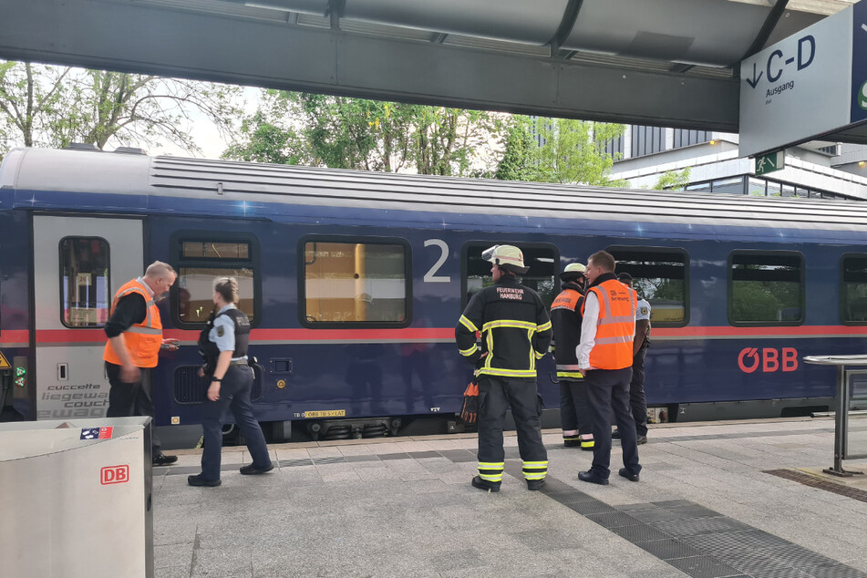 Feuerwehrleute untersuchten den Nachtzug der ÖBB im Bahnhof Hamburg-Dammtor.