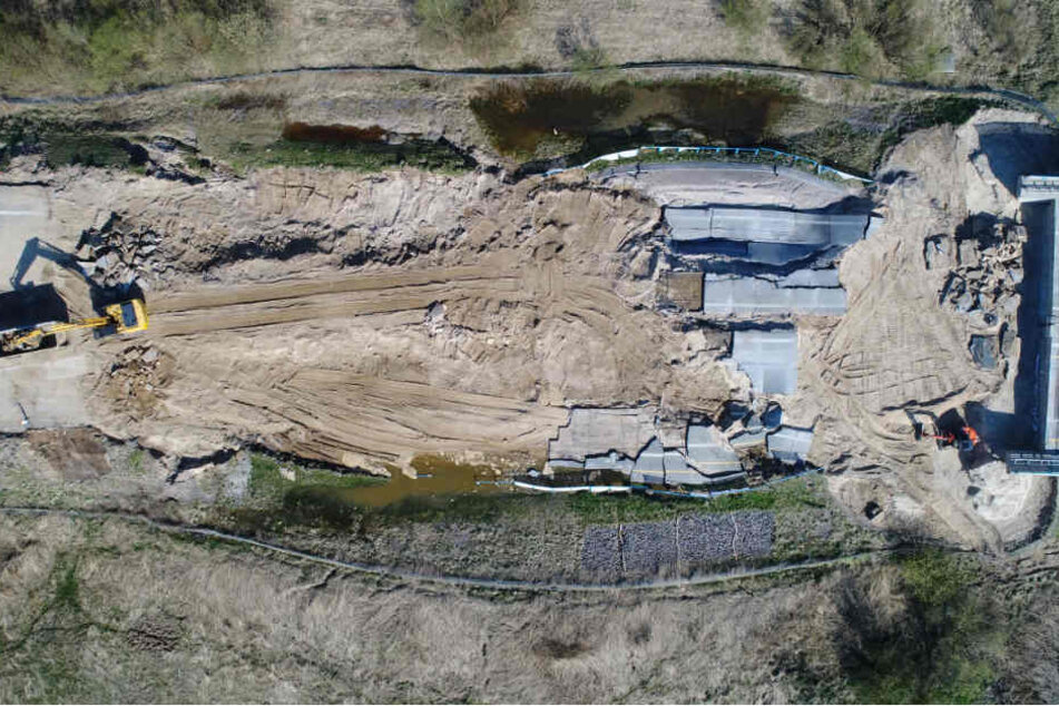Eine Luftaufnahme vom weggebrochenen, aber mittlerweile zum größten Teil abgetragenen Autobahnabschnitt der A20.