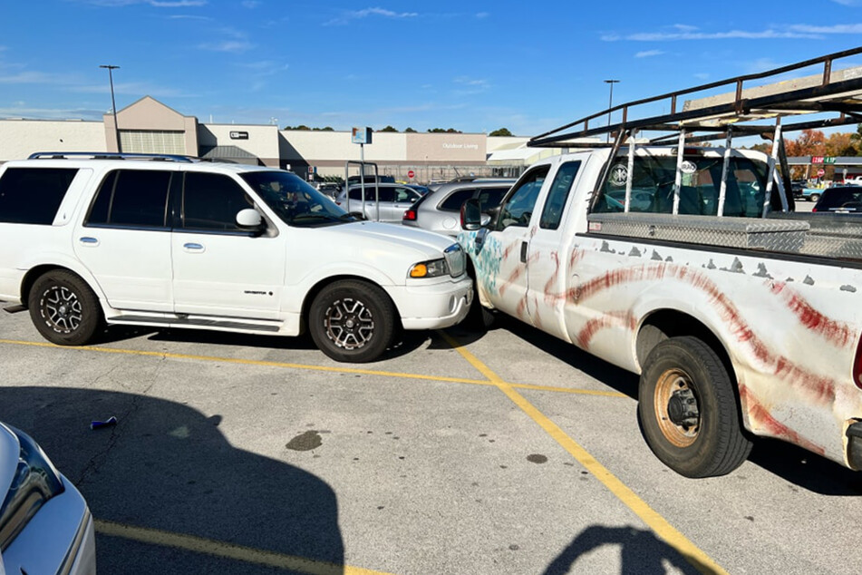 Im texanischen Kilgore krachte der SUV gegen zwei parkende Autos.