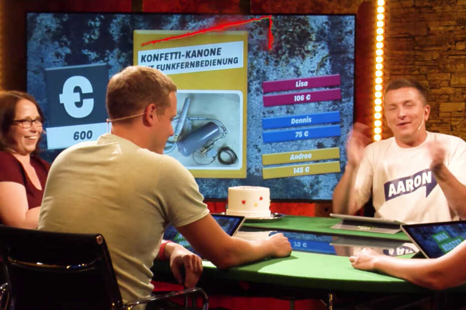 In der neuen Show "Was kostet was" treten drei Kandidaten gegeneinander an.