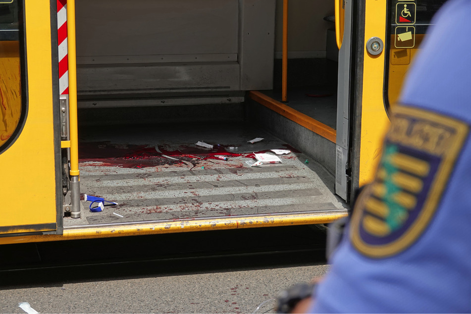 Eine riesige Blutlache zeugte von der massiven Attacke gegen das Opfer in der Bahn.