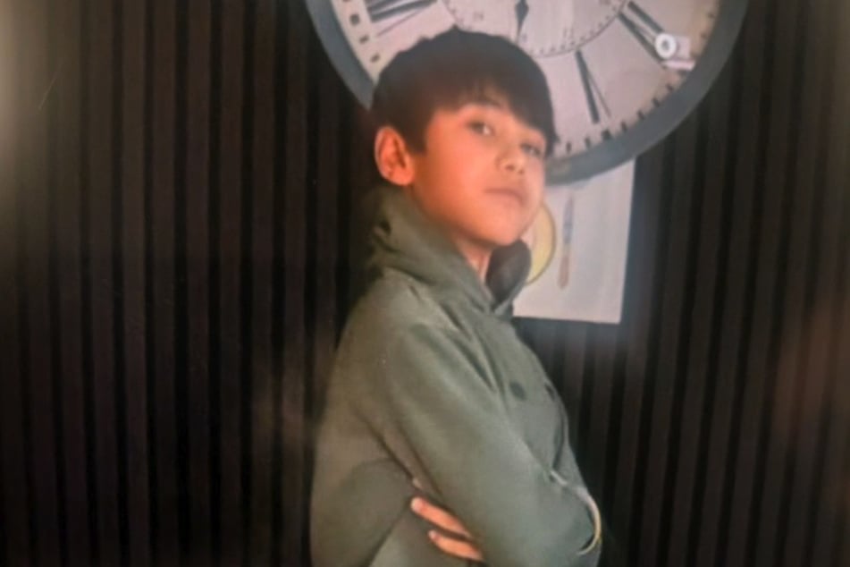 Nawid (10) trug eine dunkelgraue Winterjacke und eine Warnweste.