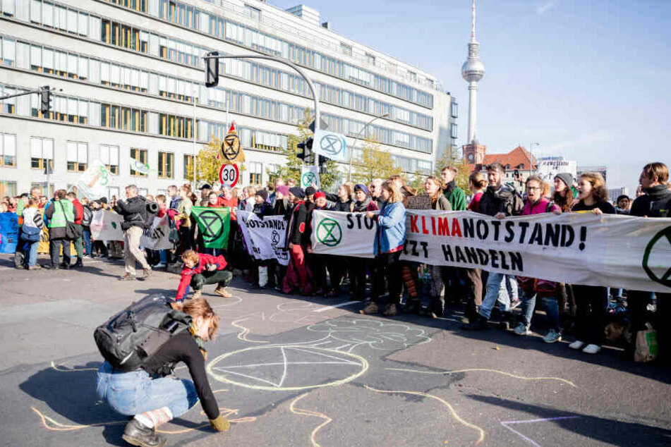 Aktivisten der Bewegung "Extinction Rebellion" blockieren während der Aktionswoche "Berlin blockieren" den Mühlendamm an der Mühlendammbrücke.